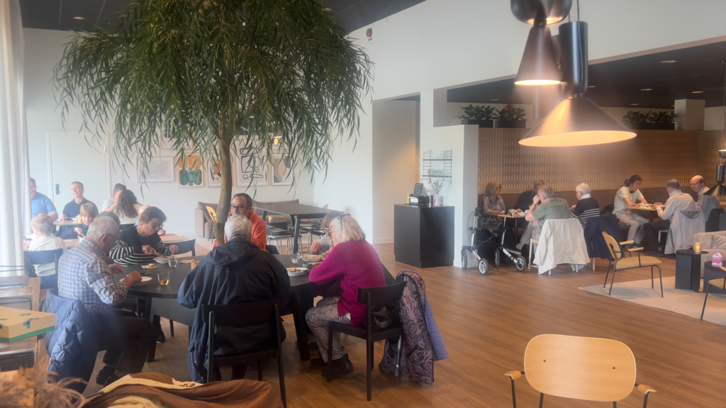 Gemensam brunch efter avslutat reliningarbete